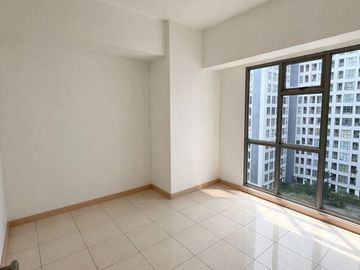 Dijual BU, Apartemen 3 Kamar Tidur dengan pool view menawan di lokasi paling premium Gading Serpon, Persis di seberang Summarecon Mall Serpong (SMS)!