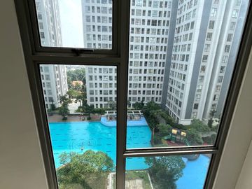 Dijual BU, Apartemen 3 Kamar Tidur dengan pool view menawan di lokasi paling premium Gading Serpon, Persis di seberang Summarecon Mall Serpong (SMS)!