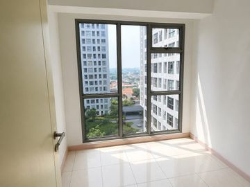 Dijual BU, Apartemen 3 Kamar Tidur dengan pool view menawan di lokasi paling premium Gading Serpon, Persis di seberang Summarecon Mall Serpong (SMS)!