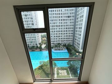 Dijual BU, Apartemen 3 Kamar Tidur dengan pool view menawan di lokasi paling premium Gading Serpon, Persis di seberang Summarecon Mall Serpong (SMS)!