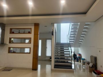 Dijual Rumah Siap Huni di Taman Grisenda, Uk.10x20m2, Semi Furnish, Hadap Utara, Harga : 6.5M Nego
