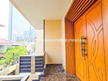 Rumah Ex Kedutaan, 4 Lantai, Mewah, Siap Huni, Ada Kolam Renang dan Lift di Mega Kuningan, Jakarta Selatan,