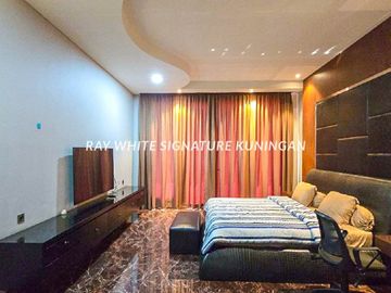 Rumah Ex Kedutaan, 4 Lantai, Mewah, Siap Huni, Ada Kolam Renang dan Lift di Mega Kuningan, Jakarta Selatan,