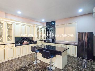 Rumah Ex Kedutaan, 4 Lantai, Mewah, Siap Huni, Ada Kolam Renang dan Lift di Mega Kuningan, Jakarta Selatan,