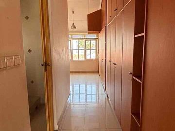 Rumah komplek Cinere yg sangat favorite, dekat dengan akses menuju tol Brigif .