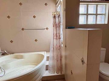 Rumah komplek Cinere yg sangat favorite, dekat dengan akses menuju tol Brigif .