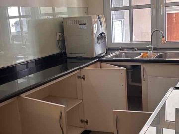 Rumah komplek Cinere yg sangat favorite, dekat dengan akses menuju tol Brigif .