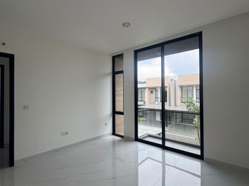 DISEWAKAN RUMAH VILLA PASIR PUTIH PIK 2  UK 10X20 (2 LANTAI) BISA WNA