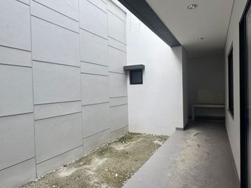 DISEWAKAN RUMAH VILLA PASIR PUTIH PIK 2  UK 10X20 (2 LANTAI) BISA WNA