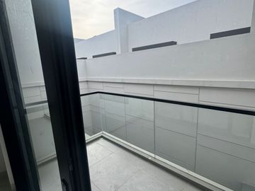 DISEWAKAN RUMAH VILLA PASIR PUTIH PIK 2  UK 10X20 (2 LANTAI) BISA WNA