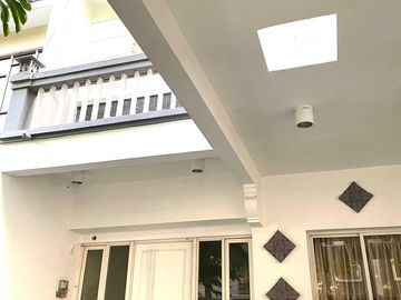 DIJUAL RUMAH GARDEN HOUSE PIK  UK 6X17 (2 LANTAI) SEMI FURNISH BISA NEGO