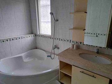 Disewa rumah Taman Beverly Golf furnished