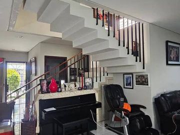 DIJUAL RUMAH MODERN CANTIK 2 LANTAI DI VIRGINIA LAGOON BSD (DMB73)