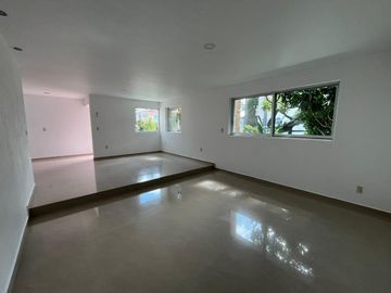 ¡Casa en Jardín Real con 4 Habitaciones y 5 Baños Completos!