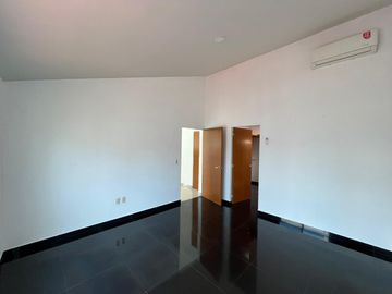 ¡Casa en Jardín Real con 4 Habitaciones y 5 Baños Completos!