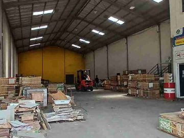 DISEWAKAN GUDANG BESAR PARKIRAN LUAS LOKASI KARIANGAU