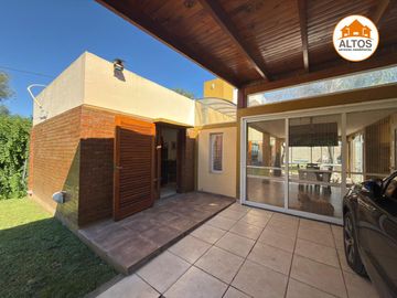 CASA 3 DORM. – 3BÑOS – COCHERA DOBLE – PILETA - VILLA ALLENDE