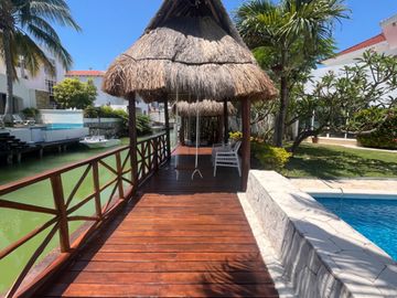 CASA ZONA HOTELERA ISLA DORADA CON MULLE , CANAL Y ALBERCA PRIVADA
