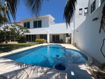 CASA ZONA HOTELERA ISLA DORADA CON MULLE , CANAL Y ALBERCA PRIVADA