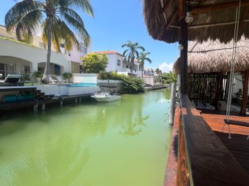 CASA ZONA HOTELERA ISLA DORADA CON MULLE , CANAL Y ALBERCA PRIVADA