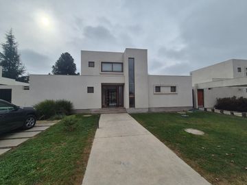 Exclusiva Casa Nueva en Condominio Doña Constanza, Avenida San Miguel – Talca.