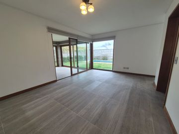 Exclusiva Casa Nueva en Condominio Doña Constanza, Avenida San Miguel – Talca.