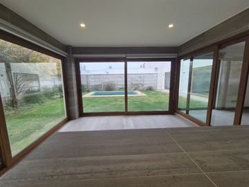 Exclusiva Casa Nueva en Condominio Doña Constanza, Avenida San Miguel – Talca.