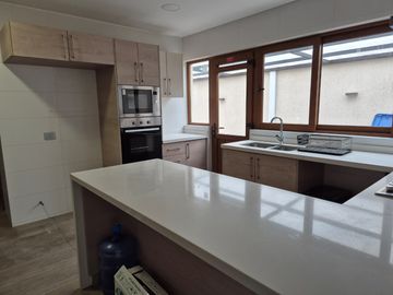 Exclusiva Casa Nueva en Condominio Doña Constanza, Avenida San Miguel – Talca.