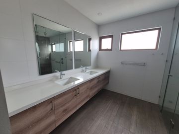 Exclusiva Casa Nueva en Condominio Doña Constanza, Avenida San Miguel – Talca.