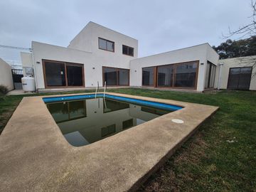 Exclusiva Casa Nueva en Condominio Doña Constanza, Avenida San Miguel – Talca.