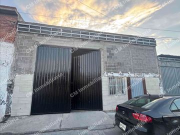 Amplia bodega a 2 cuadras de Av Gálvez y a 2 cuadras de Carretera Río Verde. 10 frente 40 fondo