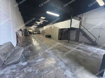 Amplia bodega a 2 cuadras de Av Gálvez y a 2 cuadras de Carretera Río Verde. 10 frente 40 fondo