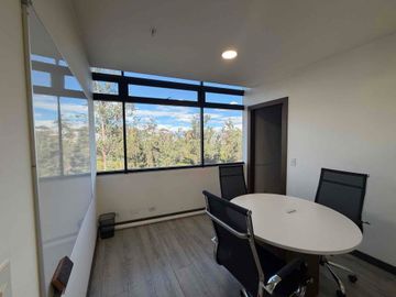 Vendo oficina comercial amoblada de 117m2 en el sector de La Carolina