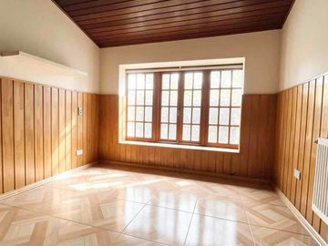 ¡Nuevo precio! Amplia casa familiar con piscina y sauna en La Reina