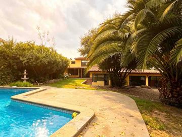 ¡Nuevo precio! Amplia casa familiar con piscina y sauna en La Reina