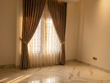 Rumah Besar 4KT | LT 250/LB 350 m²  Dekat MRT Lebak Bulus