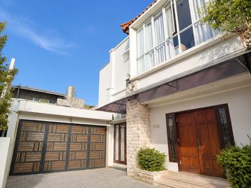 Rumah di Sanur dengan akses jalan selebar 12 meter? Jarang banget! 👀✨