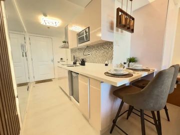 AIR BNB READY STUDIO UNIT IN AZURE NORTH 5.9M