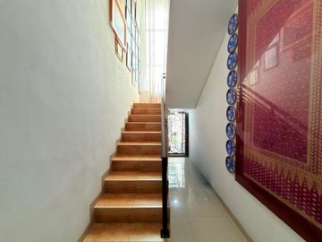 TINGGAL BAWA KOPER! RUMAH MEWAH SEMI FURNISHED DI TEBET BARAT, AKSES 3 MOBIL‼️