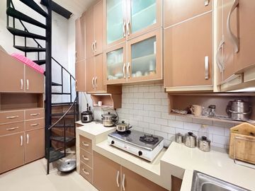 TINGGAL BAWA KOPER! RUMAH MEWAH SEMI FURNISHED DI TEBET BARAT, AKSES 3 MOBIL‼️