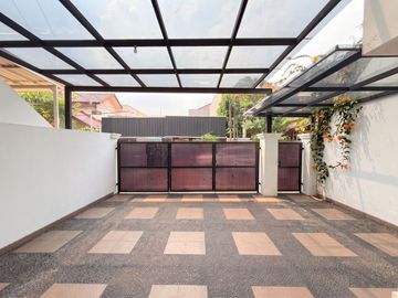 TINGGAL BAWA KOPER! RUMAH MEWAH SEMI FURNISHED DI TEBET BARAT, AKSES 3 MOBIL‼️