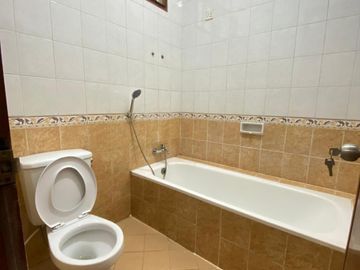 Disewakan Rumah Luas Pinggir Jalan Utama Di Galaxy, Bekasi