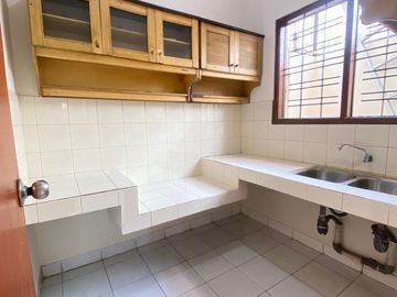 Disewakan Rumah Luas Pinggir Jalan Utama Di Galaxy, Bekasi