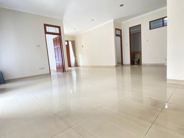 Disewakan Rumah Luas Pinggir Jalan Utama Di Galaxy, Bekasi