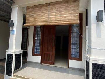 Disewakan Rumah Luas Pinggir Jalan Utama Di Galaxy, Bekasi