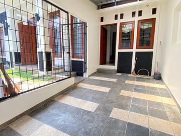 Disewakan Rumah Luas Pinggir Jalan Utama Di Galaxy, Bekasi