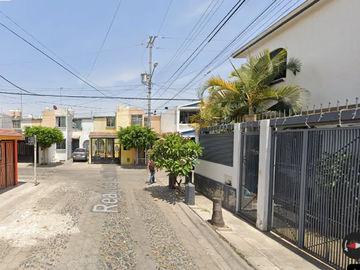 Casa ubicada en colonia Camachines San Pedro Tlaquepaque. Con 3 recamaras y 111m2. Muy cerca de Sam´s Club Tlaquepaque.
