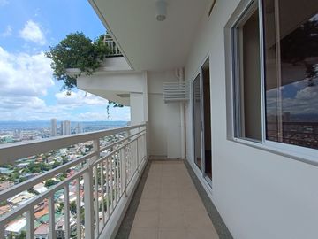 Below Market Value! Well-Maintained 2BR Condo at Fairlane Residences, Kapitolyo