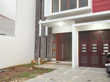 Dijual Rumah 2 Lantai Dinding Full Bata Merah di Komplek Billymoon, Jakarta Timur