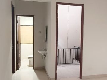Dijual Rumah 2 Lantai Dinding Full Bata Merah di Komplek Billymoon, Jakarta Timur